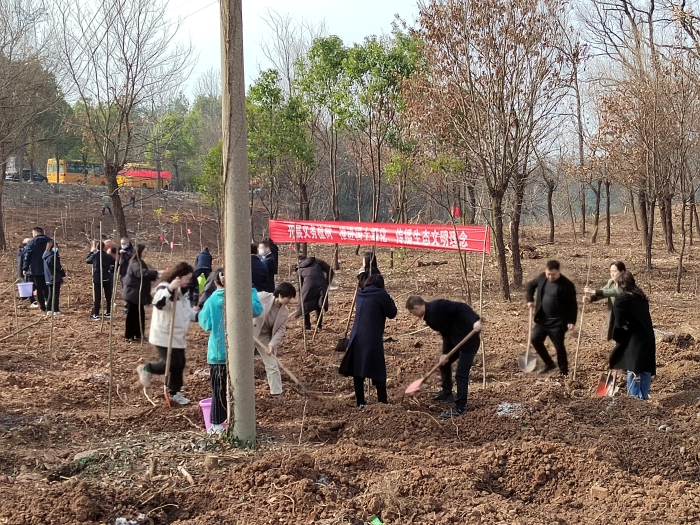 荊門(mén)分院參加培(péi)公社區(qū)首屆(jiè)“同心林”植樹活動